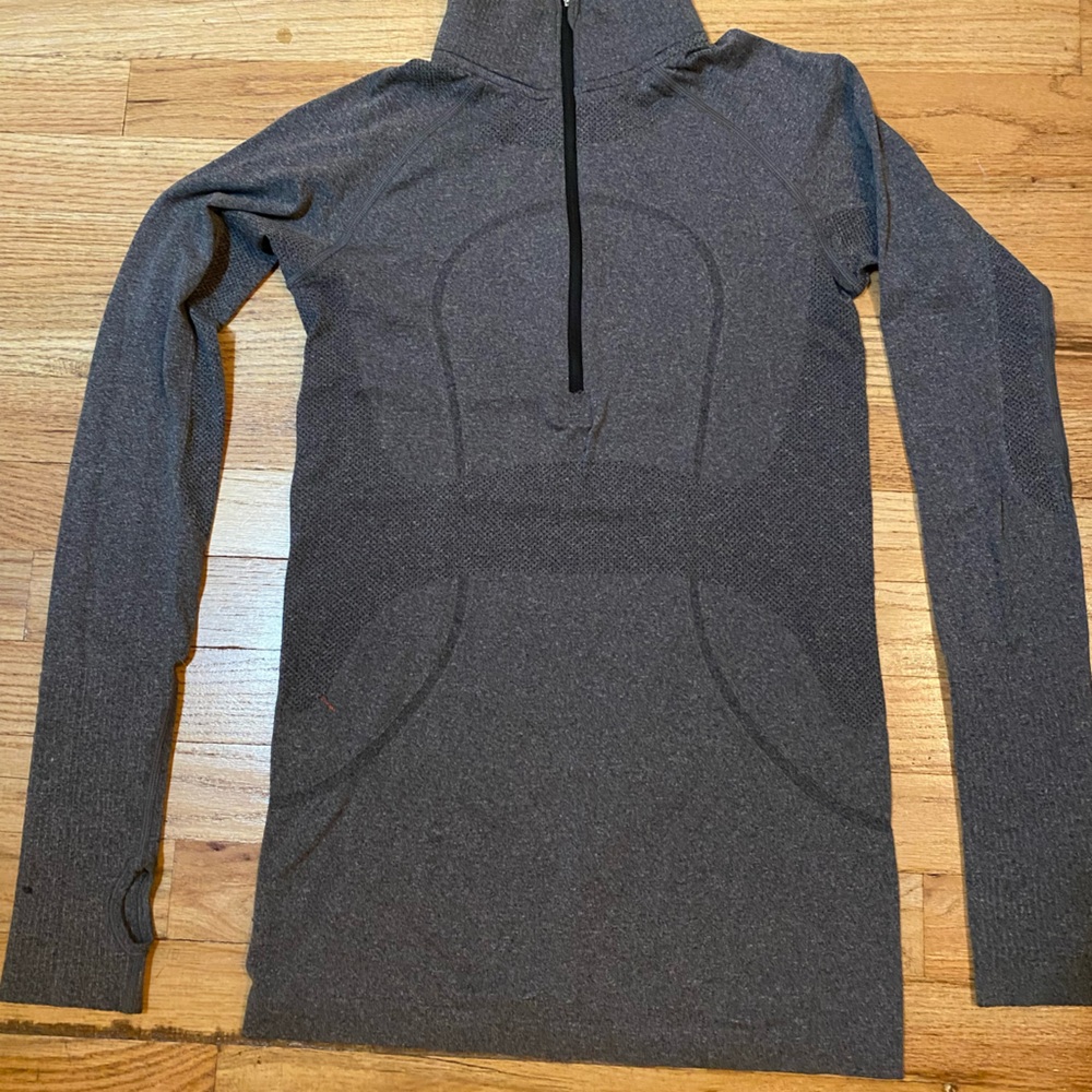 Lululemon women’s grey quarter zip tech top